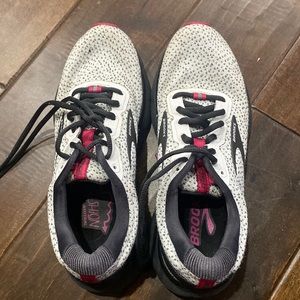 Women’s brooks running shoes size 7.5